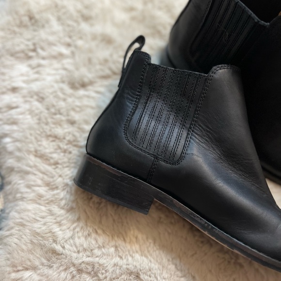 Madewell The Ainsley Chelsea Boot
J8295 leather size 6 - Picture 9 of 15